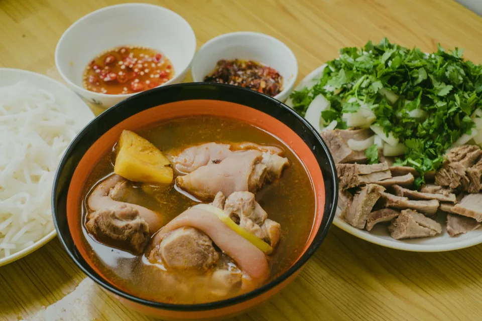 Bàn ăn tại Quán Cơm Thiện Tâm
